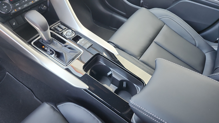 2025 Mitsubishi Eclipse Cross SE photo 13
